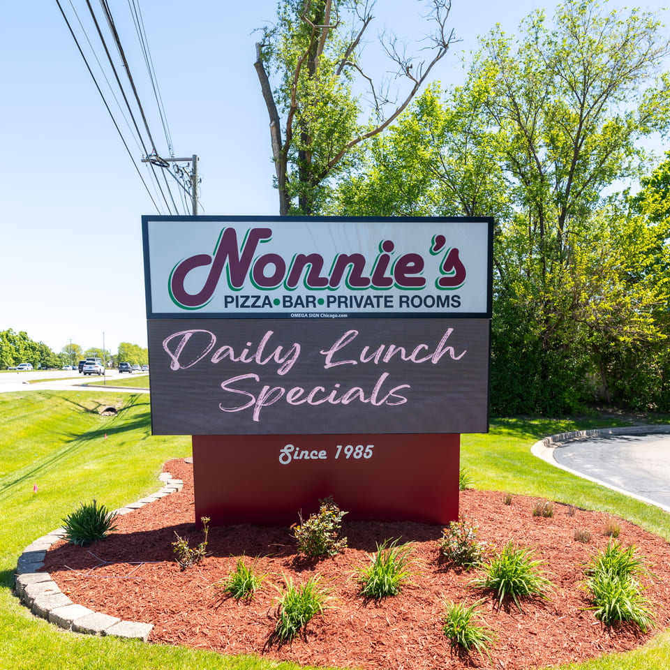 Nonnie's Pizza Bar & Private Rooms sign with "Daily Lunch Specials" and "Since 1985" displayed.